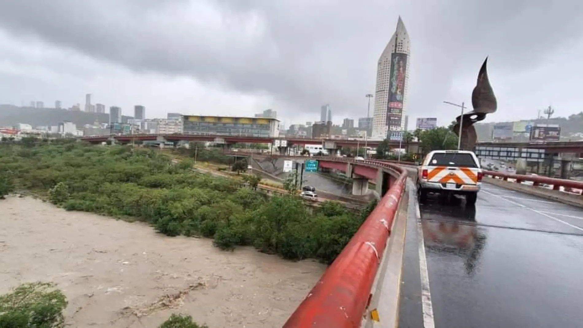 Debido a la entrada de un frente frio fuera de temporada, se presentan lluvias  en el Estado ocasionando encharcamientos en avenidas (2)